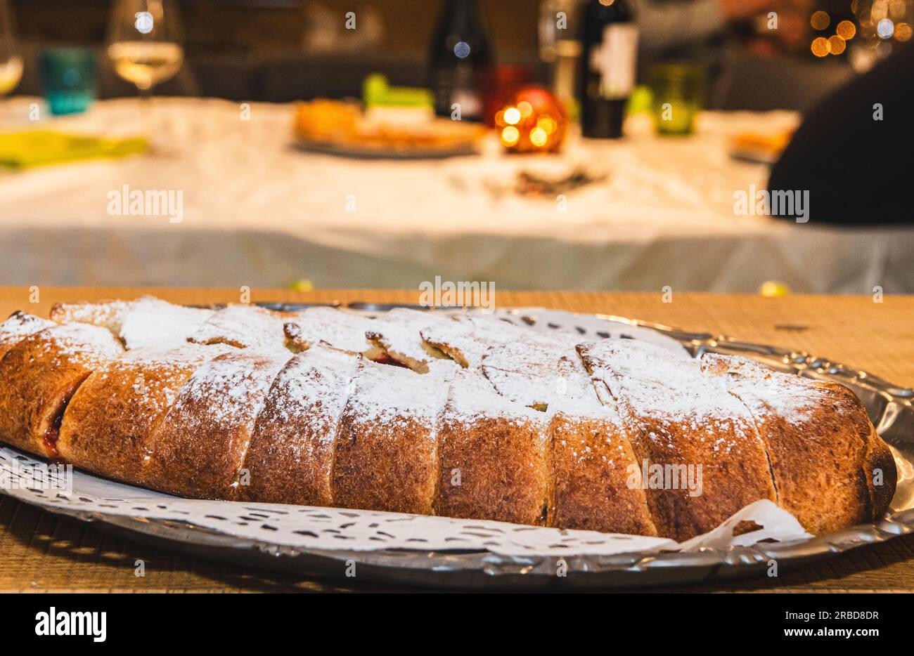 La "Treccia Mochiena" è un dolce tradizionale Trentino alto adige. Pasticceria corta, crema e marmellata di frutti di bosco Foto Stock