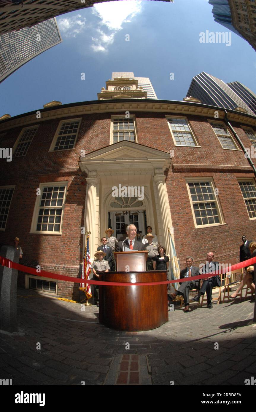 Visita del segretario Dirk Kempthorne alla Old State House di Boston, Massachusetts, dove è entrato a far parte del direttore del National Park Service Mary Bomar, del sovrintendente del Boston National Historical Park Terry Savage, del direttore esecutivo della Bostonian Society Brian LeMay, del capo dei servizi ambientali ed energetici di Boston James Hunt III, E altri funzionari all'evento che segna il completamento della fase iniziale del restauro della Old State House, compreso il restauro della famosa torre dell'edificio. Il lavoro di conservazione rappresenta il primo progetto di costruzione completato del Centennial Init del National Park Service Foto Stock