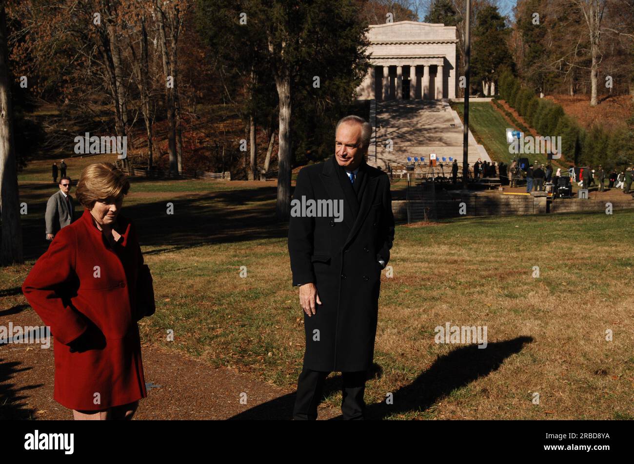 Visita del segretario Dirk Kempthorne al luogo di nascita di Abraham Lincoln National Historic Site a Hodgenville, Kentucky, dove si è Unito alla First Lady Laura Bush, al sovrintendente del sito storico Keith Pruitt, E Libby o'Connell, storica capo di History Channel della A ed e Television, per tour, osservazioni, interazioni con il personale del National Park Service e i visitatori Foto Stock