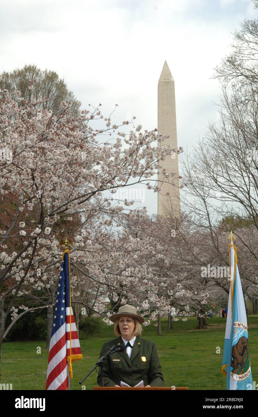 Visita del segretario Dirk Kempthorne a Washington, D.C.'s Tidal Basin e nell'area circostante, dove si è Unito al direttore del National Park Service Mary Bomar, al National Mall and Memorial Parks Superintendent Peggy o'Dell e al National Cherry Blossom Festival, Inc La presidente Diana Mayhew ha annunciato una conferenza stampa sui nuovi e migliori servizi per i visitatori del National Mall in tempo per il Cherry Bloossom Festival 2008. Il segretario ha anche parlato con il personale del National Park Service, Stati Uniti Il personale della polizia del parco e i visitatori intorno al Tidal Basin e al National Mall. Foto Stock