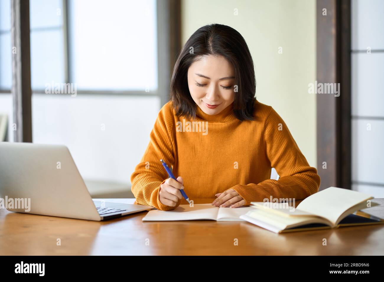 Donna asiatica che studia per le qualifiche Foto Stock