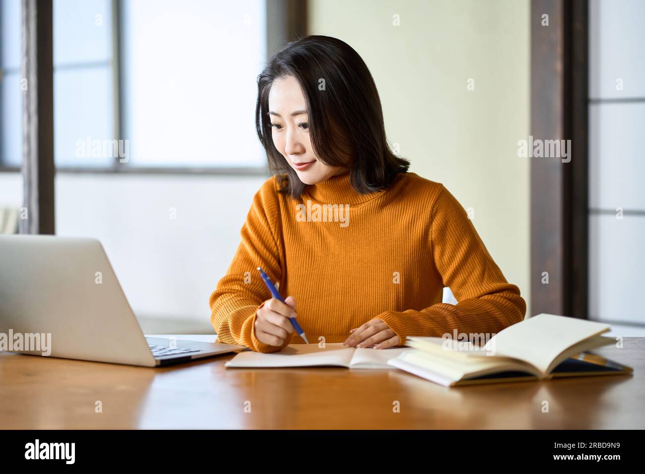Donna asiatica che studia per le qualifiche Foto Stock