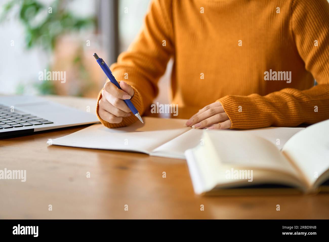 Mano di una donna asiatica che studia per le qualifiche Foto Stock