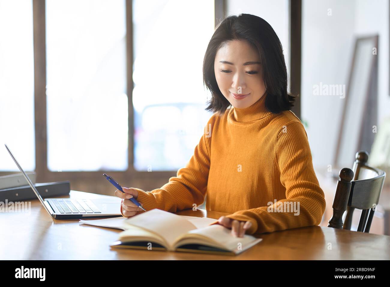 Donna asiatica che studia per le qualifiche Foto Stock