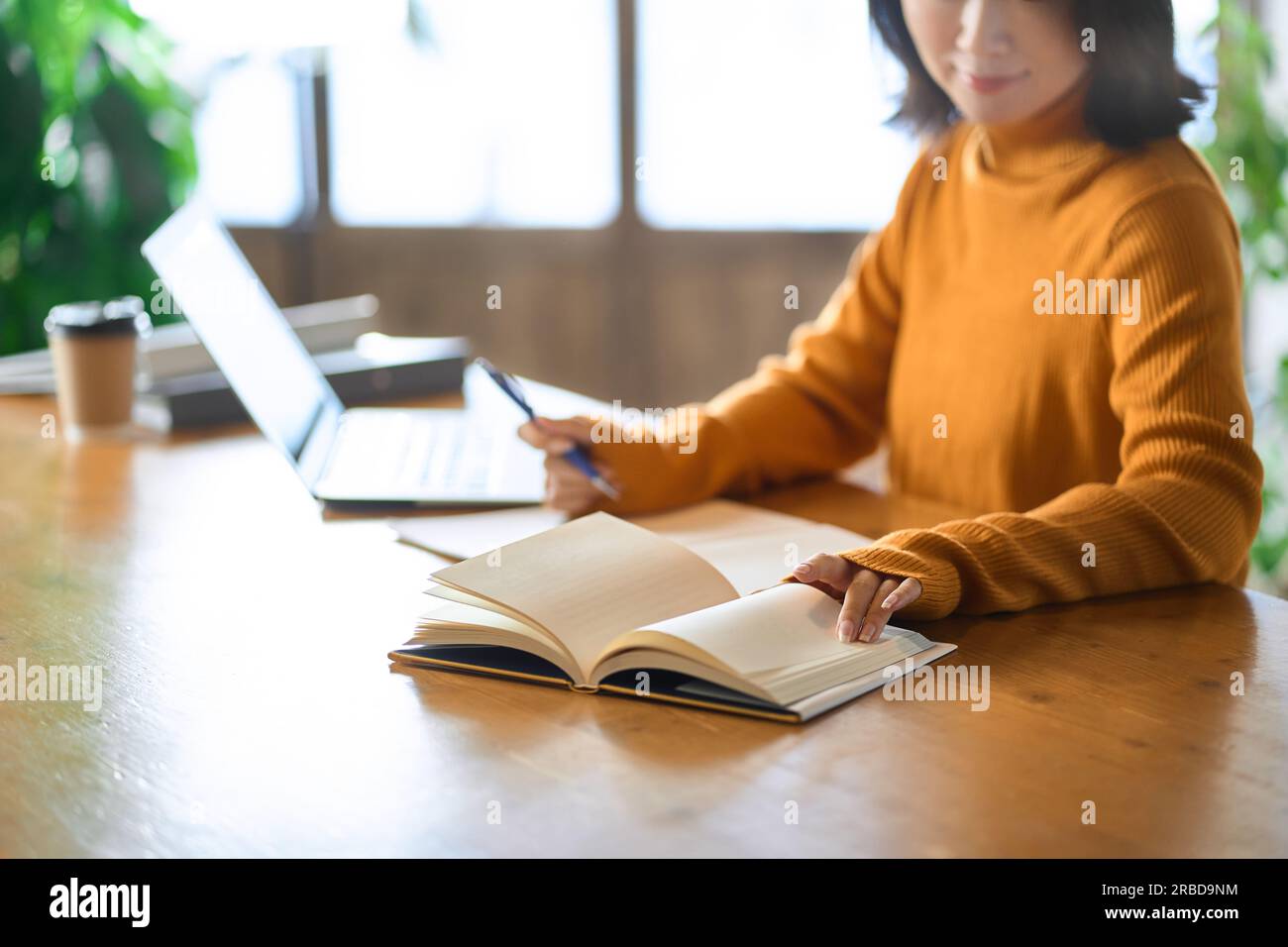Mano di una donna asiatica che studia per le qualifiche Foto Stock