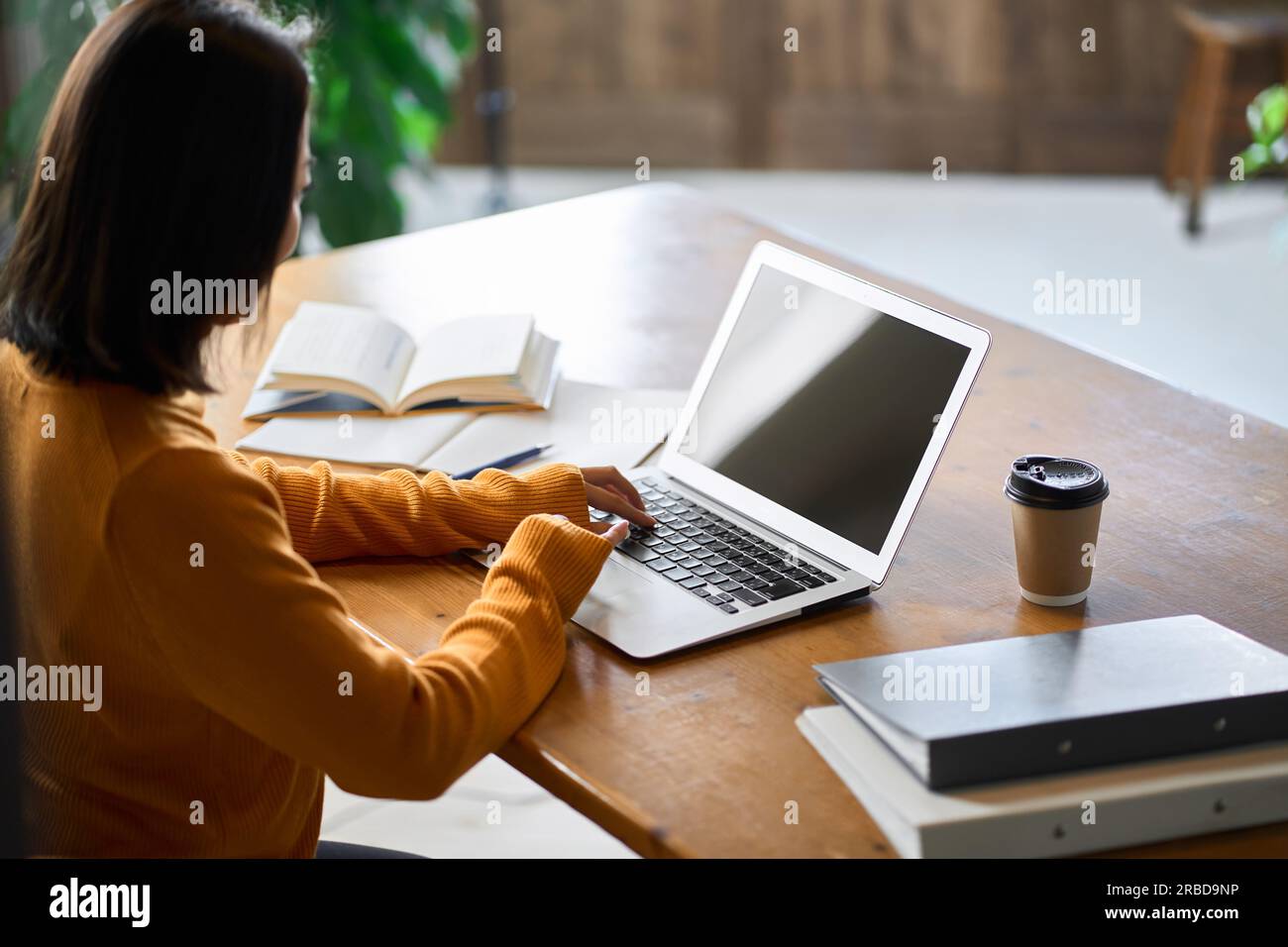 Donna asiatica che studia per le qualifiche Foto Stock
