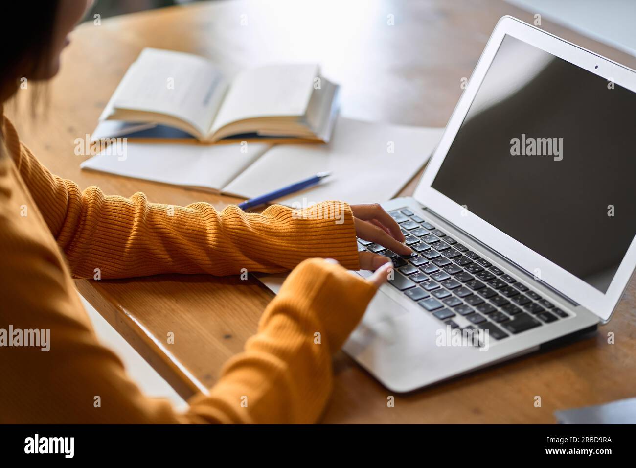 Mano di una donna asiatica che studia per le qualifiche Foto Stock