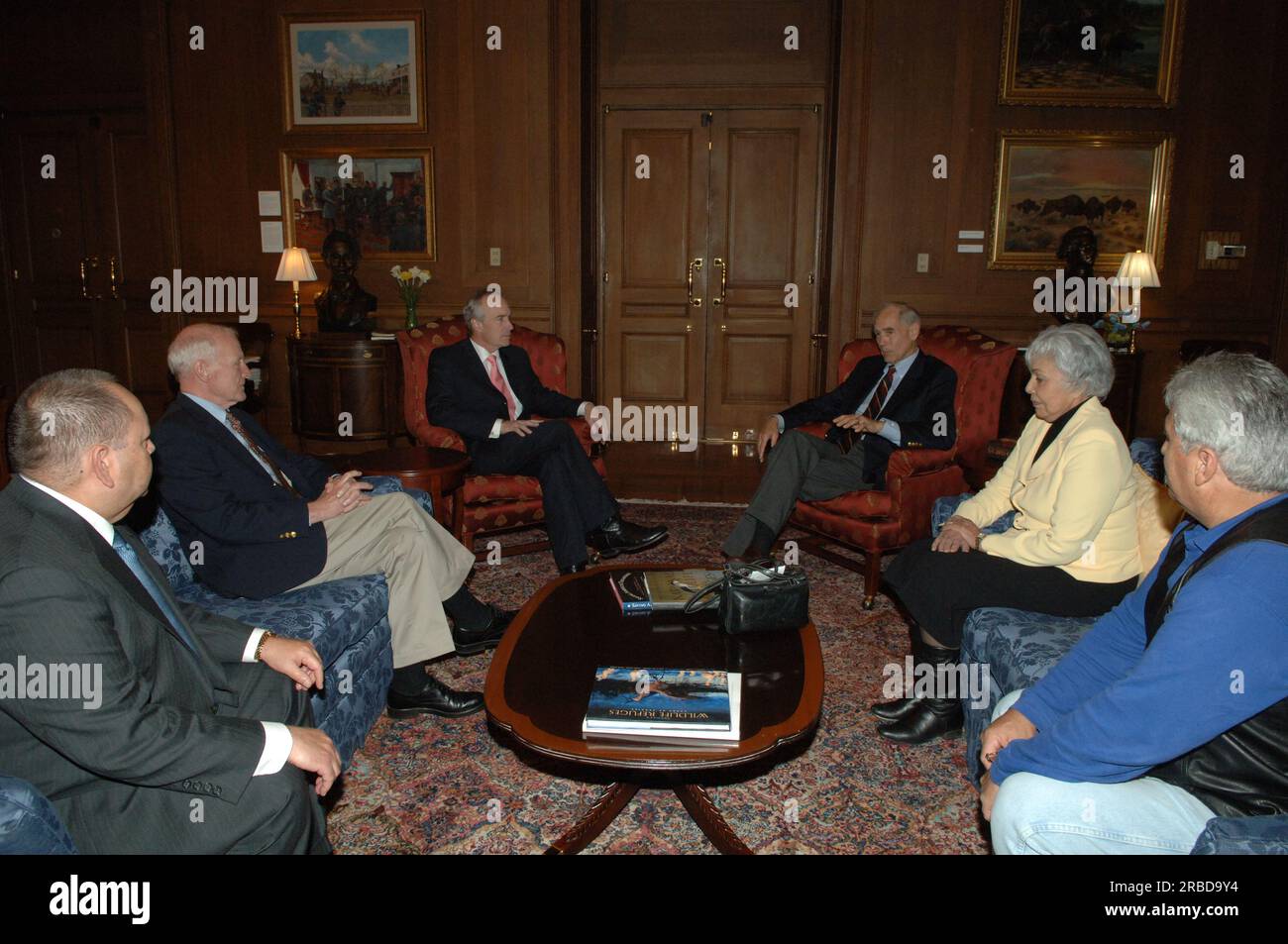 Incontro del segretario Dirk Kempthorne al Main Interior con il fiduciario speciale per gli indiani americani, Ross Owen Swimmer e membri del comitato consultivo del fiduciario speciale Foto Stock