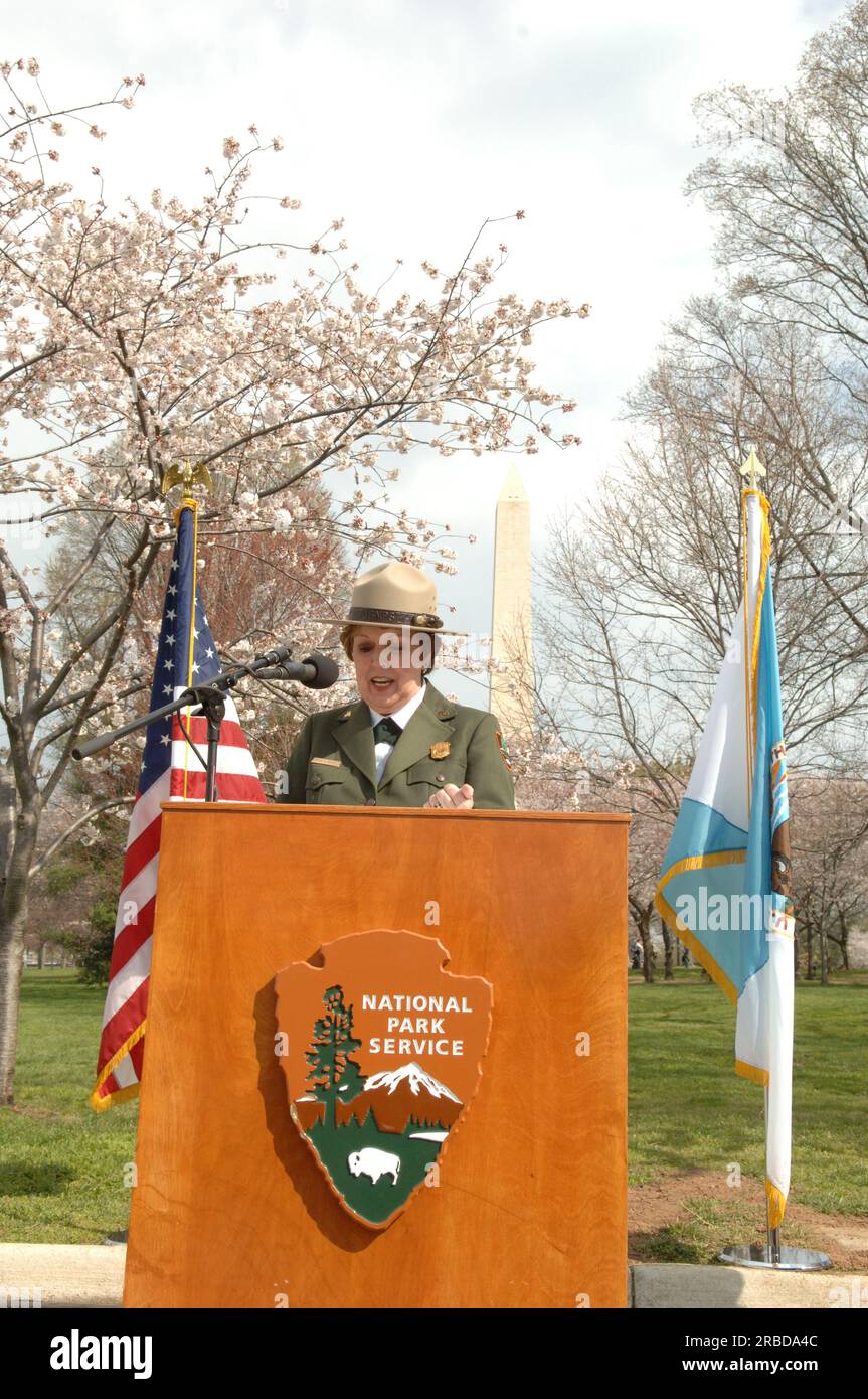Visita del segretario Dirk Kempthorne a Washington, D.C.'s Tidal Basin e nell'area circostante, dove si è Unito al direttore del National Park Service Mary Bomar, al National Mall and Memorial Parks Superintendent Peggy o'Dell e al National Cherry Blossom Festival, Inc La presidente Diana Mayhew ha annunciato una conferenza stampa sui nuovi e migliori servizi per i visitatori del National Mall in tempo per il Cherry Bloossom Festival 2008. Il segretario ha anche parlato con il personale del National Park Service, Stati Uniti Il personale della polizia del parco e i visitatori intorno al Tidal Basin e al National Mall. Foto Stock