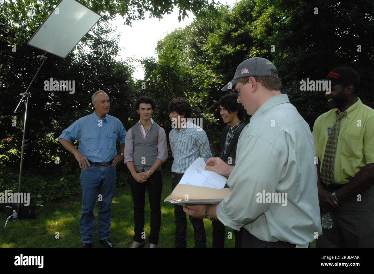 Il segretario Dirk Kempthorne e gli assistenti si uniscono alle star della musica pop, i Jonas Brothers, Kevin, Joe e Nick, per lavorare sul video del Public Service Announcement (PSA), girato sul White House South Lawn, promuovendo la campagna "Get Outdoors, IT's Yours" Foto Stock