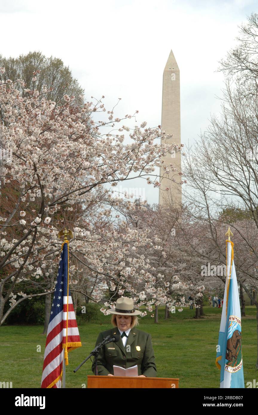 Visita del segretario Dirk Kempthorne a Washington, D.C.'s Tidal Basin e nell'area circostante, dove si è Unito al direttore del National Park Service Mary Bomar, al National Mall and Memorial Parks Superintendent Peggy o'Dell e al National Cherry Blossom Festival, Inc La presidente Diana Mayhew ha annunciato una conferenza stampa sui nuovi e migliori servizi per i visitatori del National Mall in tempo per il Cherry Bloossom Festival 2008. Il segretario ha anche parlato con il personale del National Park Service, Stati Uniti Il personale della polizia del parco e i visitatori intorno al Tidal Basin e al National Mall. Foto Stock