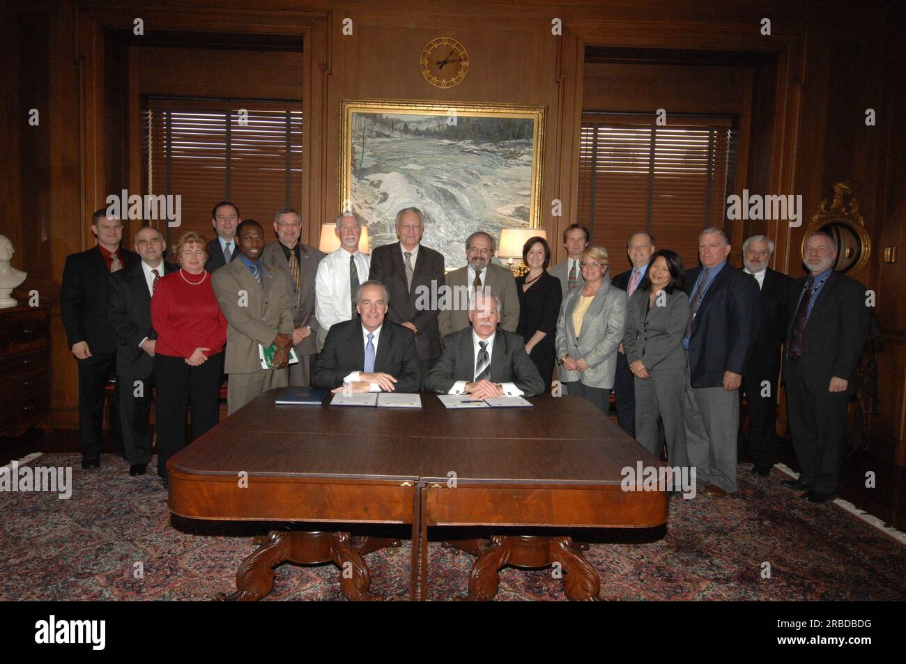 Evento di firma del memorandum d'intesa sull'agricoltura interna e attività correlate presso gli interni principali, con il segretario degli interni Dirk Kempthorne e il segretario dell'agricoltura ed Schafer a capo del procedimento Foto Stock
