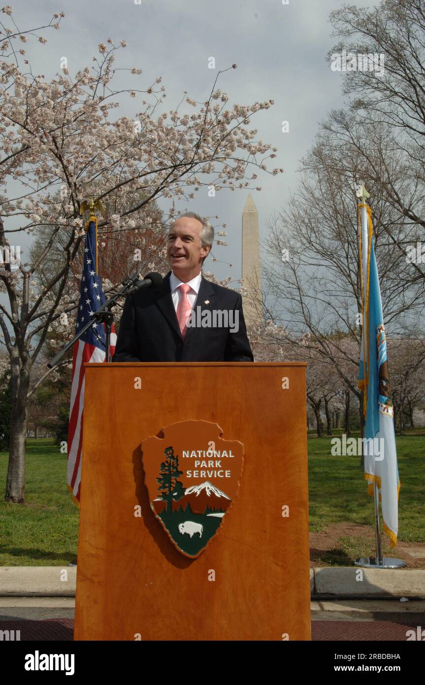 Visita del segretario Dirk Kempthorne a Washington, D.C.'s Tidal Basin e nell'area circostante, dove si è Unito al direttore del National Park Service Mary Bomar, al National Mall and Memorial Parks Superintendent Peggy o'Dell e al National Cherry Blossom Festival, Inc La presidente Diana Mayhew ha annunciato una conferenza stampa sui nuovi e migliori servizi per i visitatori del National Mall in tempo per il Cherry Bloossom Festival 2008. Il segretario ha anche parlato con il personale del National Park Service, Stati Uniti Il personale della polizia del parco e i visitatori intorno al Tidal Basin e al National Mall. Foto Stock