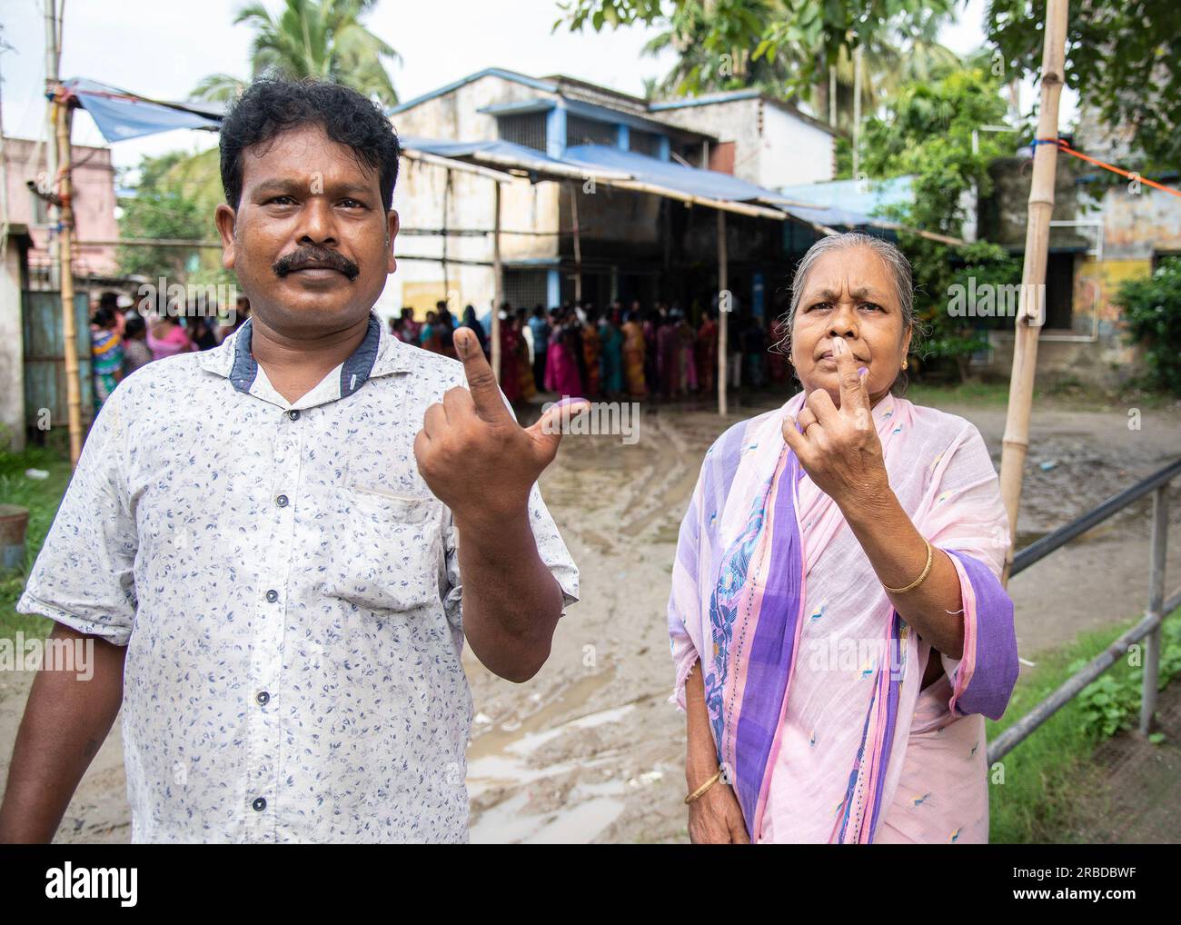 Kolkata, India. 8 luglio 2023. Momenti diversi di elezioni Panchayat a 3 livelli in un solo giorno ad Ashuti-2 grammi panchayat sotto il blocco thakurpukur-maheshtala. (Foto di Amlan Biswas/Pacific Press) Credit: Pacific Press Media Production Corp./Alamy Live News Foto Stock