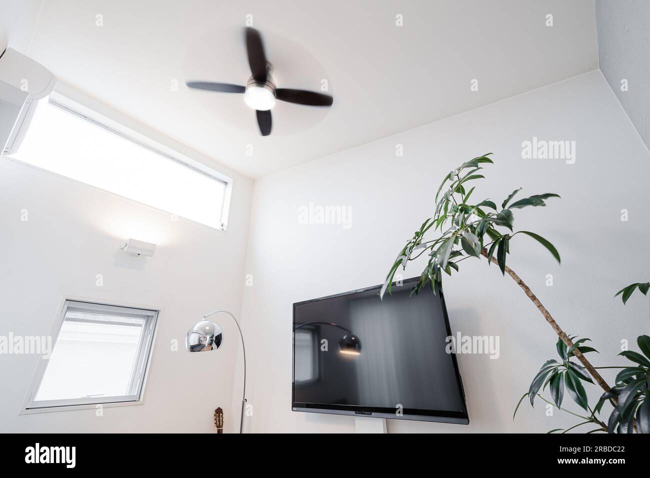 Soggiorno dal design moderno e grande TV Foto Stock