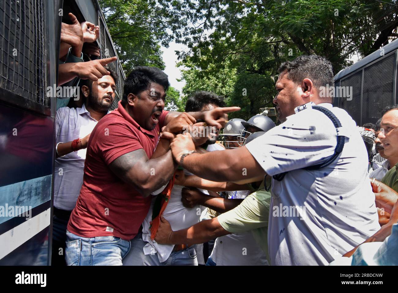 Kolkata, India. 8 luglio 2023. I sostenitori di Bharatiya Janata Yuva Morcha furono arrestati dalla polizia di Calcutta durante l'agitazione contro il voto Chappa, non permettendo alle persone comuni di votare, saccheggi di voti e violenze nelle elezioni del 2023 nel Bengala Occidentale. (Foto di Suraranjan Nandi/Pacific Press) credito: Pacific Press Media Production Corp./Alamy Live News Foto Stock