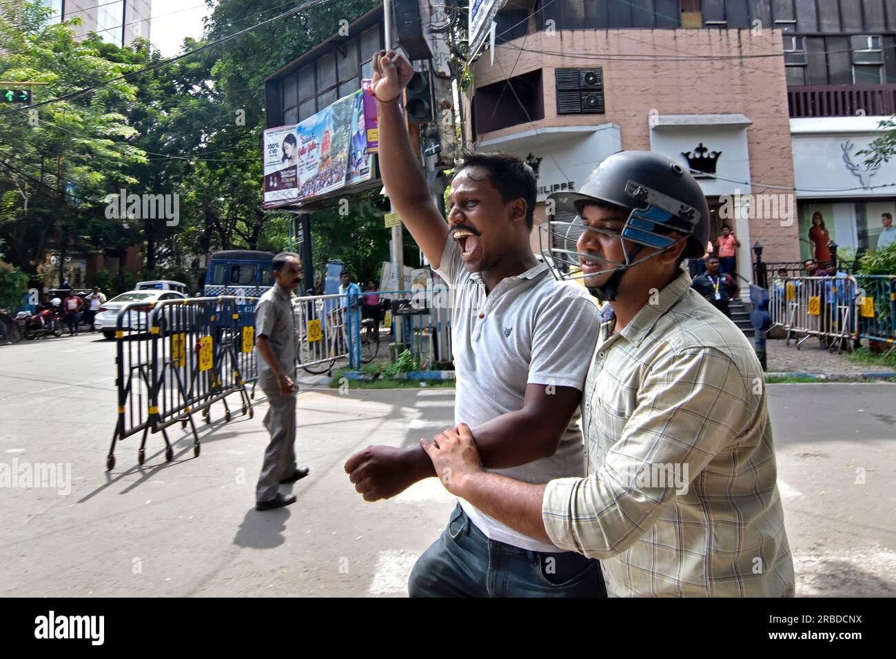 Kolkata, India. 8 luglio 2023. La polizia di Calcutta ha arrestato un sostenitore di Bharatiya Janata Yuva Morcha a Calcutta durante l'agitazione contro il voto Chappa, non permettendo alle persone comuni di votare, saccheggi di voti e violenze nelle elezioni del 2023 nel Bengala Occidentale. (Foto di Suraranjan Nandi/Pacific Press) credito: Pacific Press Media Production Corp./Alamy Live News Foto Stock