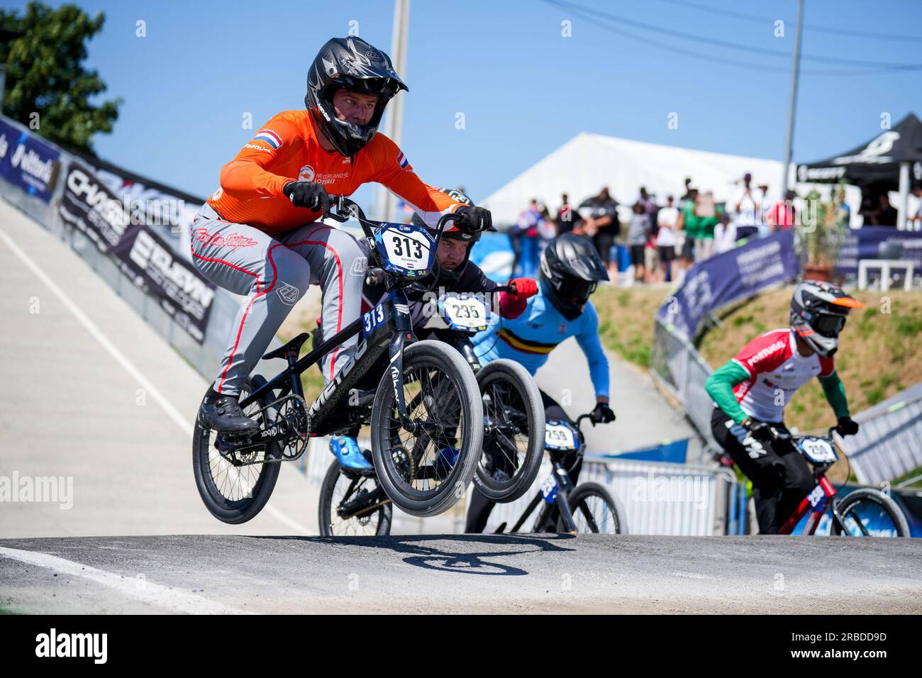 Besancon, Francia. 8 luglio 2023. BESANCON, FRANCIA - 8 LUGLIO: Niek Kimmann dei Paesi Bassi si riscalda durante il giorno 2 dei Campionati europei UEC BMX 2023 al Complexe sportif du Rosemont l'8 luglio 2023 a Besancon, Francia (foto di Rene Nijhuis/BSR Agency) credito: Agenzia BSR/Alamy Live News Foto Stock