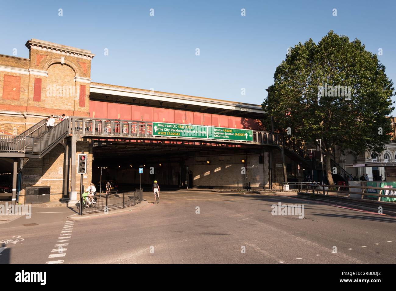 Indicazioni stradali e direzione sopra Kennington Lane fuori Vauxhall Station, Vauxhall, Londra, Inghilterra, Regno Unito Foto Stock