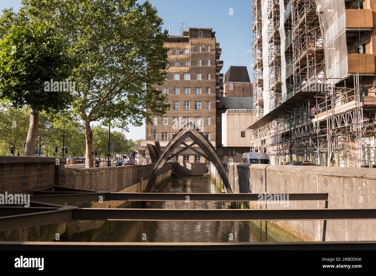 Un White Hart Dock dismesso e insabbiato appartenente all'ex Doulton Factory Lambeth, Vauxhall, Londra, Regno Unito Foto Stock