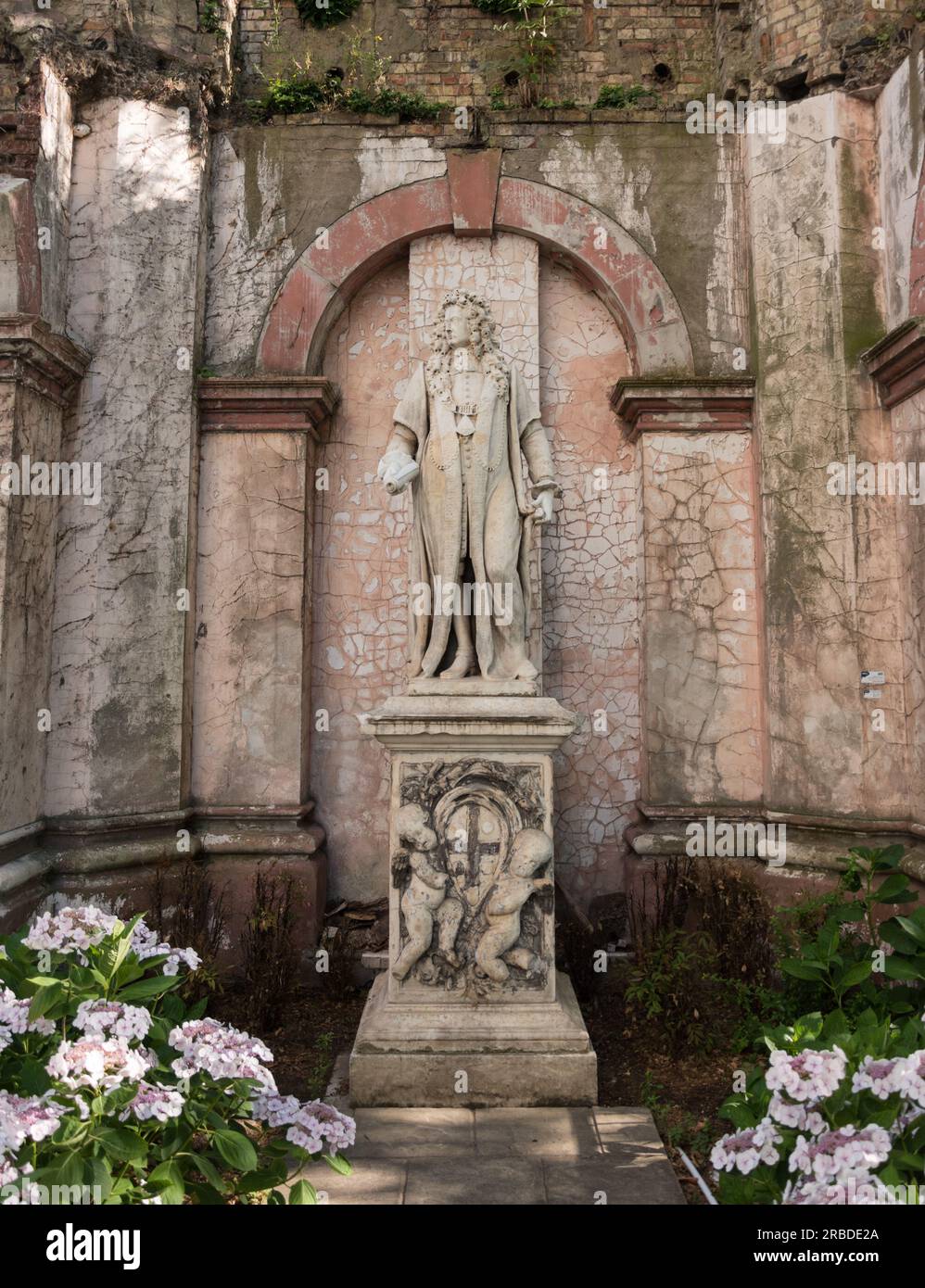 La statua di Grinling Gibbons di Robert Clayton. Gibbons era un membro della Royal African Company, che spediva schiavi africani nelle Americhe. Foto Stock