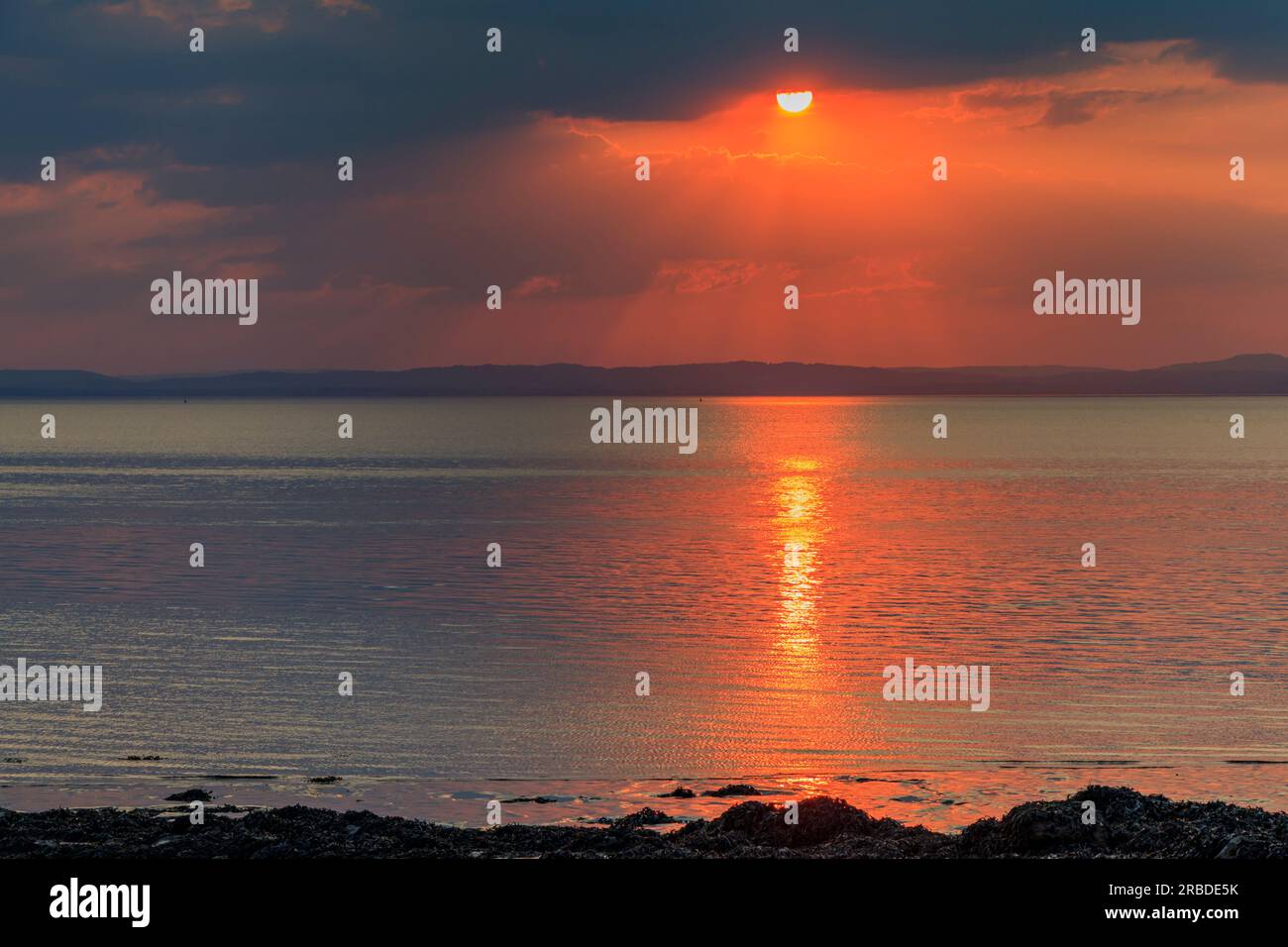 Luce solare colorata che si riflette sul canale di Bristol Foto Stock