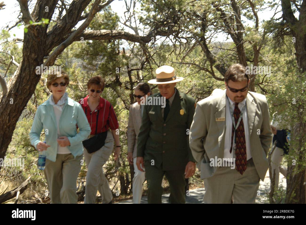 Visita del Segretario ad interim P. Lynn Scarlett al Parco Nazionale di Mesa Verde, Colorado, dove si unì alla First Lady Laura Bush, al Direttore del servizio del Parco Nazionale Fran Mainella, al sovrintendente di Mesa Verde Larry Wiese e ad altri dignitari per i discorsi, tour che segnano il 100° anniversario del Parco Foto Stock