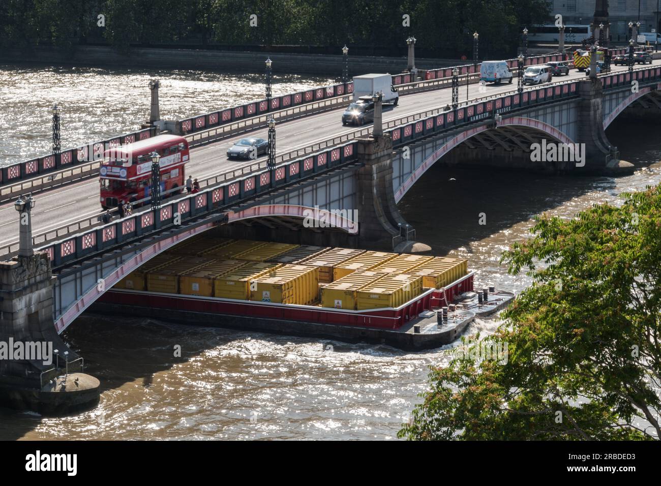 Un rimorchiatore Cory che trasporta rifiuti industriali a valle sotto il Lambeth Bridge sul Tamigi, Londra, Inghilterra, Regno Unito Foto Stock