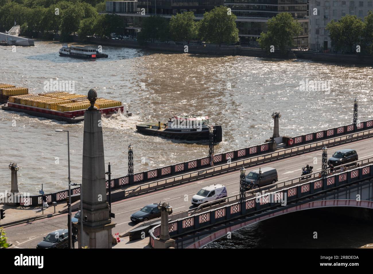 Resource, un rimorchiatore Cory che trasporta rifiuti industriali a valle sotto il Lambeth Bridge sul Tamigi, Londra, Inghilterra, Regno Unito Foto Stock