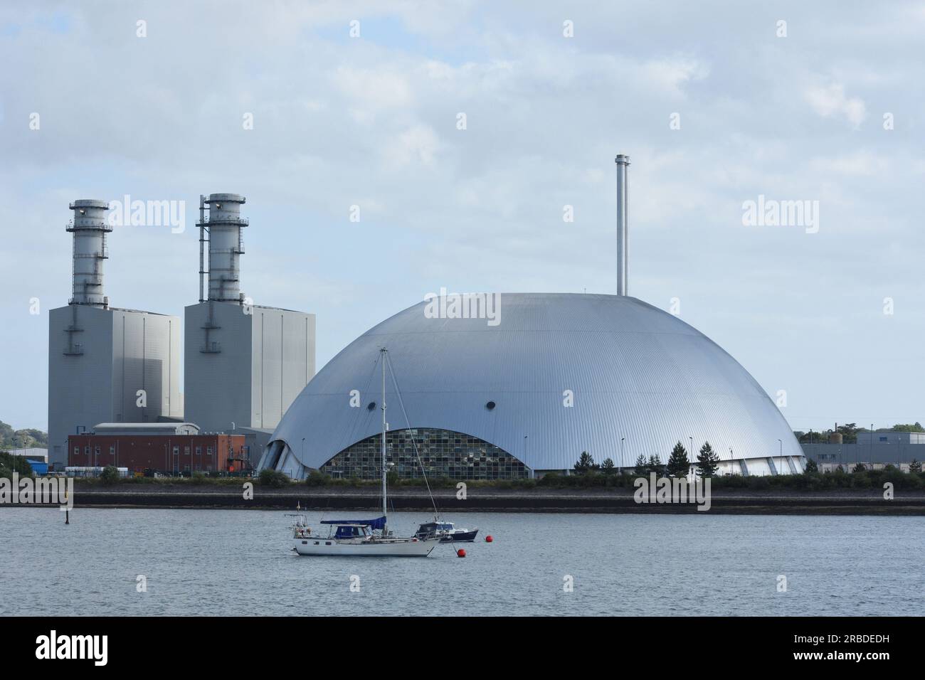 Gigantesca cupola d'argento vicino a Southampton. Impianto di gestione dei rifiuti Foto Stock