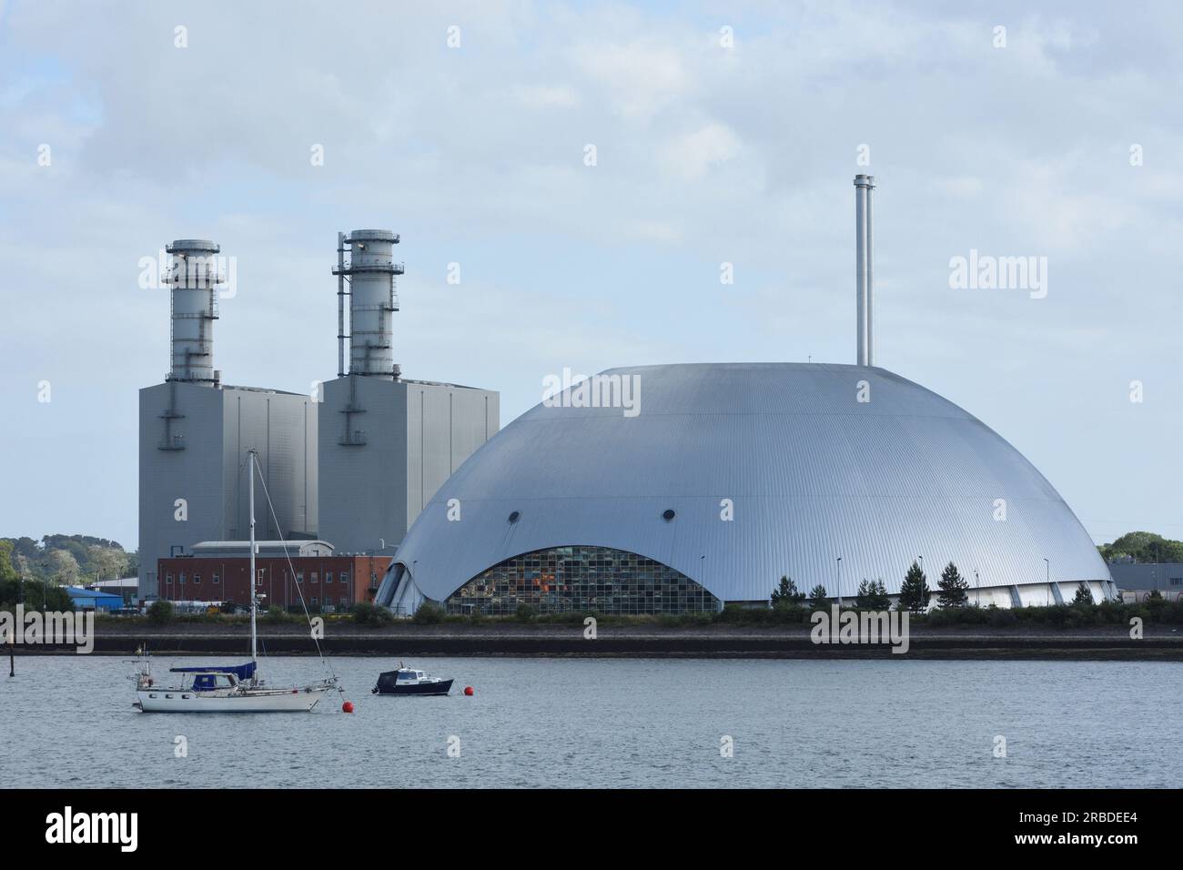 Gigantesca cupola d'argento vicino a Southampton. Impianto di gestione dei rifiuti Foto Stock