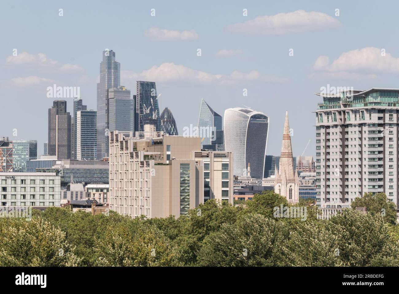 Grattacieli della città di Londra visti dal Lambeth Palace sulle rive del Tamigi, Londra, Inghilterra, Regno Unito Foto Stock