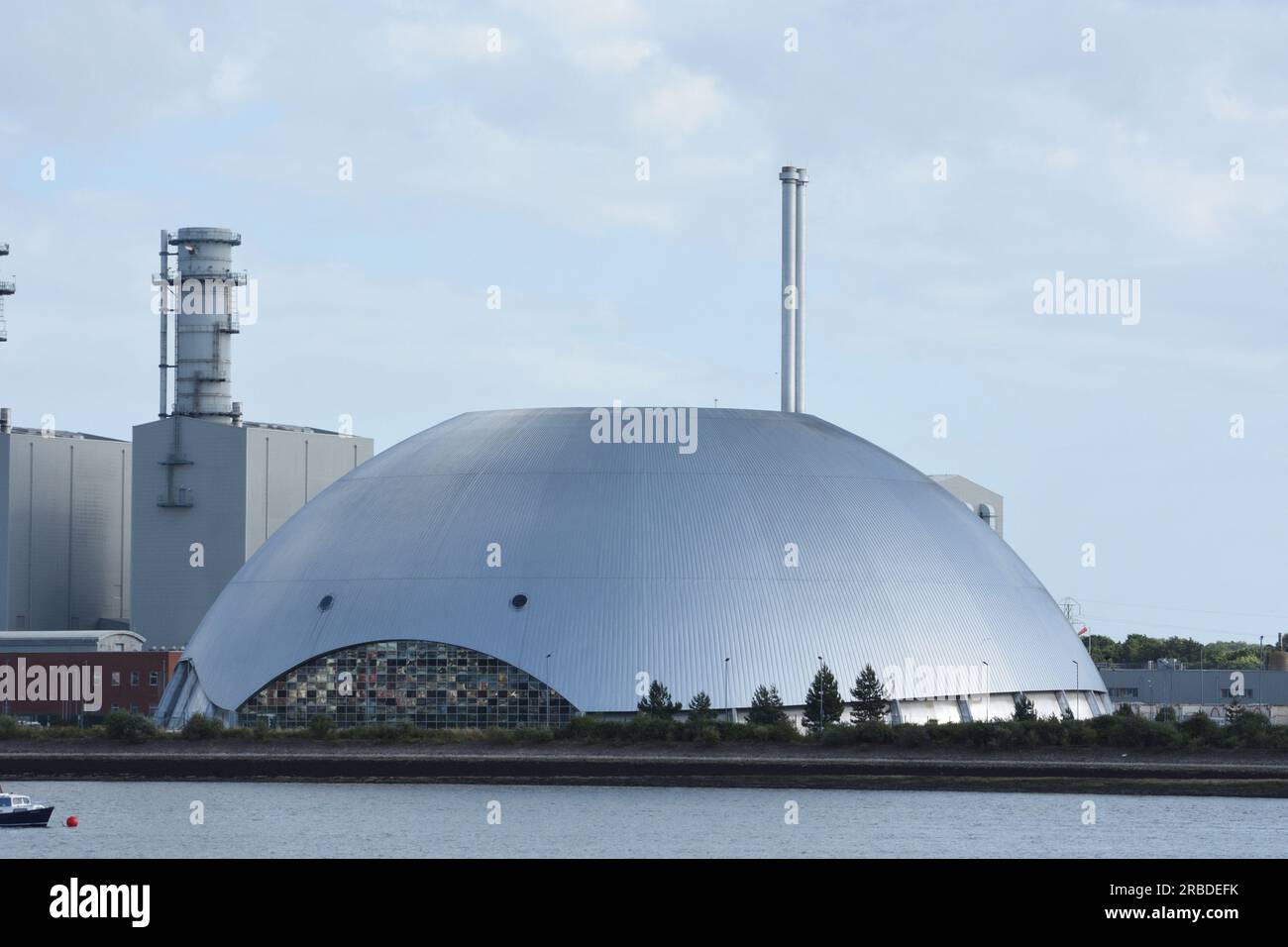 Gigantesca cupola d'argento vicino a Southampton. Impianto di gestione dei rifiuti Foto Stock