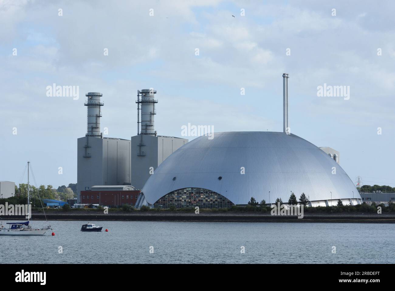Gigantesca cupola d'argento vicino a Southampton. Impianto di gestione dei rifiuti Foto Stock