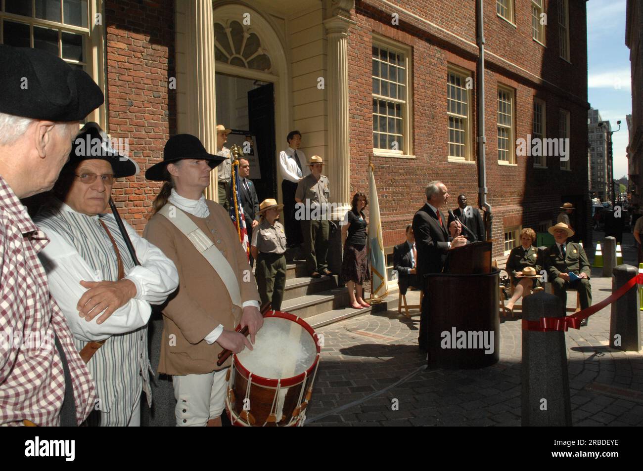 Visita del segretario Dirk Kempthorne alla Old State House di Boston, Massachusetts, dove è entrato a far parte del direttore del National Park Service Mary Bomar, del sovrintendente del Boston National Historical Park Terry Savage, del direttore esecutivo della Bostonian Society Brian LeMay, del capo dei servizi ambientali ed energetici di Boston James Hunt III, E altri funzionari all'evento che segna il completamento della fase iniziale del restauro della Old State House, compreso il restauro della famosa torre dell'edificio. Il lavoro di conservazione rappresenta il primo progetto di costruzione completato del Centennial Init del National Park Service Foto Stock