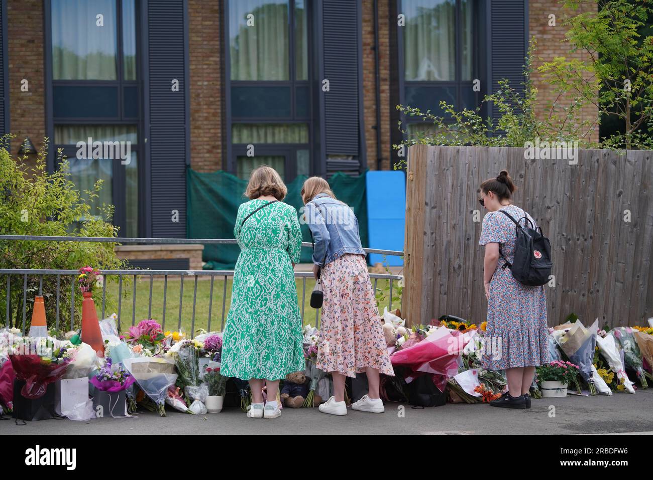 Londra Regno Unito. 9 luglio 2023 . I membri del pubblico guardano i fiori collocati fuori dalla Wilberforce House Study School a Wimbledon Common a sud-ovest di Londra, dove un'auto si è schiantata nella scuola giovedì. Un bambino di otto anni è morto e altri 10 bambini sono rimasti feriti. Credit amer ghazzal/Alamy Live News Foto Stock