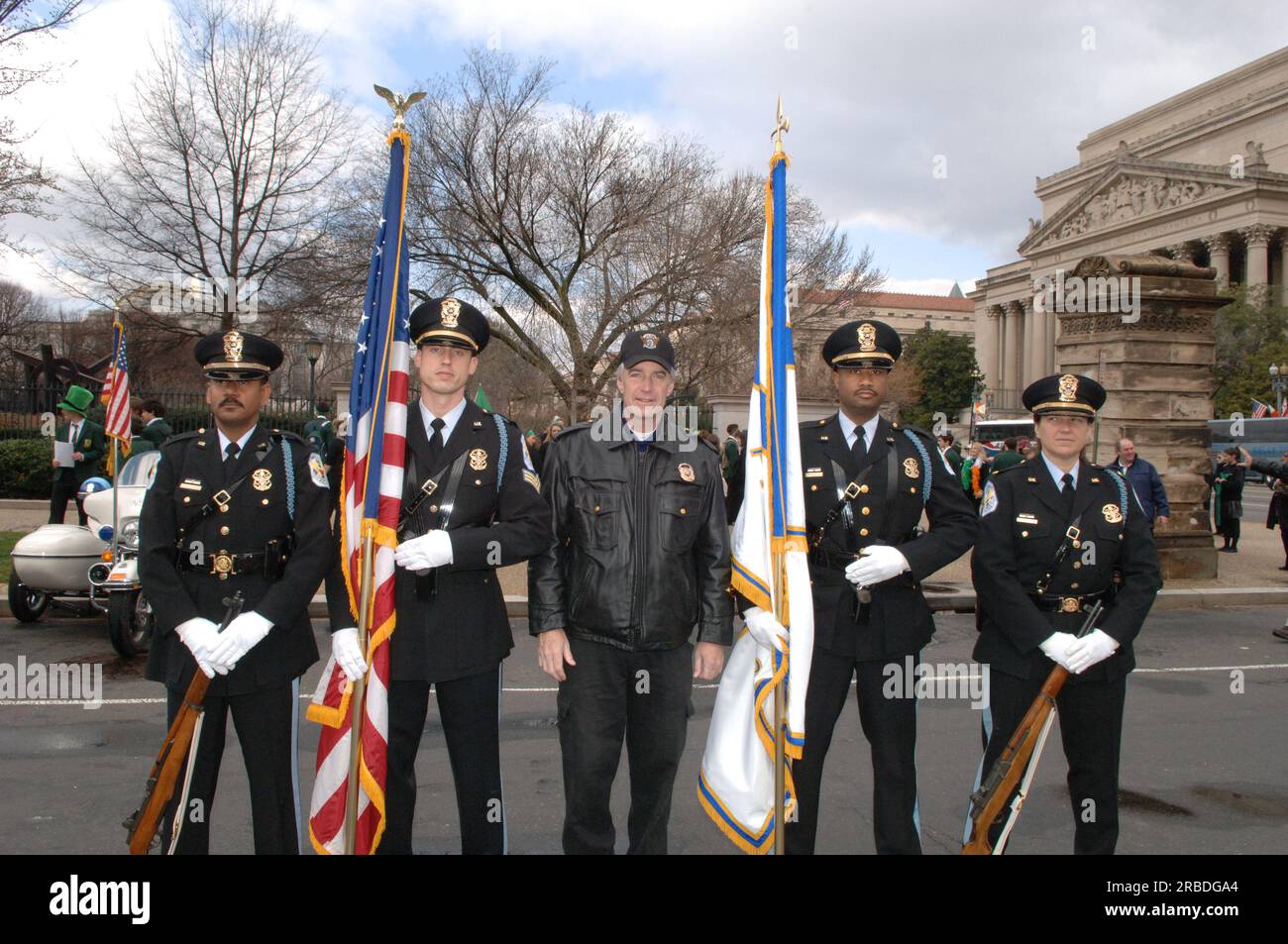 STATI UNITI Park Police Honor Guard, a portata di mano per l'annuale St Patrick's Day Parade lungo Constitution Avenue, Washington, D.C. Foto Stock