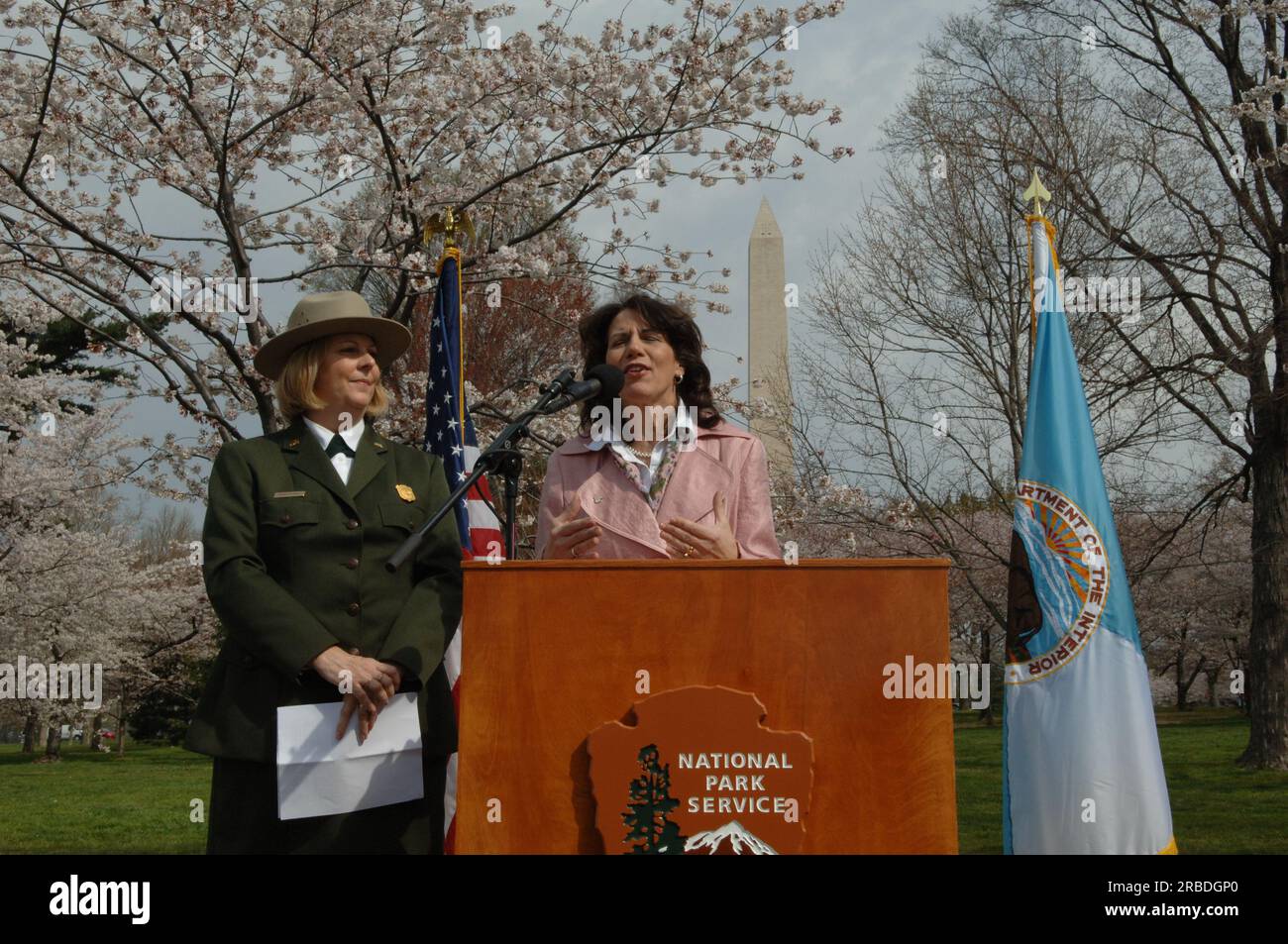 Visita del segretario Dirk Kempthorne a Washington, D.C.'s Tidal Basin e nell'area circostante, dove si è Unito al direttore del National Park Service Mary Bomar, al National Mall and Memorial Parks Superintendent Peggy o'Dell e al National Cherry Blossom Festival, Inc La presidente Diana Mayhew ha annunciato una conferenza stampa sui nuovi e migliori servizi per i visitatori del National Mall in tempo per il Cherry Bloossom Festival 2008. Il segretario ha anche parlato con il personale del National Park Service, Stati Uniti Il personale della polizia del parco e i visitatori intorno al Tidal Basin e al National Mall. Foto Stock