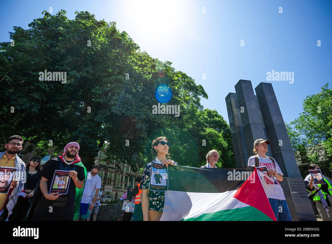 Carnegieplein, il Palazzo della Pace, l'Aia, Paesi Bassi. Sabato 8 luglio 2023. Il 3 luglio 2023, le forze armate israeliane hanno lanciato una violenta invasione di Jenin e Jenin Camp come punizione collettiva per la crescente resistenza palestinese. Il campo fu invaso da oltre 1000 soldati israeliani. Il campo di Jenin è stato attaccato con droni, razzi e veicoli militari armati. 12 palestinesi uccisi da lunedì, quattro di loro avevano meno di 18 anni e altre decine sono rimaste ferite. Israele ha detto che stava prendendo di mira i militanti. L'infrastruttura del campo fu distrutta, costringendo i residenti di Jenin a ricostruire una volta. Foto Stock