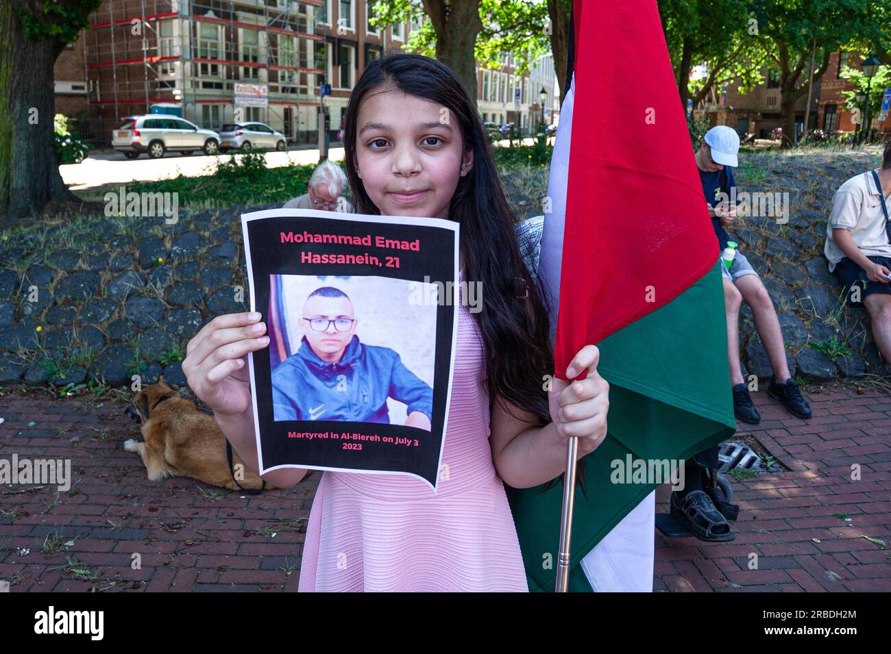 Carnegieplein, il Palazzo della Pace, l'Aia, Paesi Bassi. Sabato 8 luglio 2023. Il 3 luglio 2023, le forze armate israeliane hanno lanciato una violenta invasione di Jenin e Jenin Camp come punizione collettiva per la crescente resistenza palestinese. Il campo fu invaso da oltre 1000 soldati israeliani. Il campo di Jenin è stato attaccato con droni, razzi e veicoli militari armati. 12 palestinesi uccisi da lunedì, quattro di loro avevano meno di 18 anni e altre decine sono rimaste ferite. Israele ha detto che stava prendendo di mira i militanti. L'infrastruttura del campo fu distrutta, costringendo i residenti di Jenin a ricostruire una volta. Foto Stock