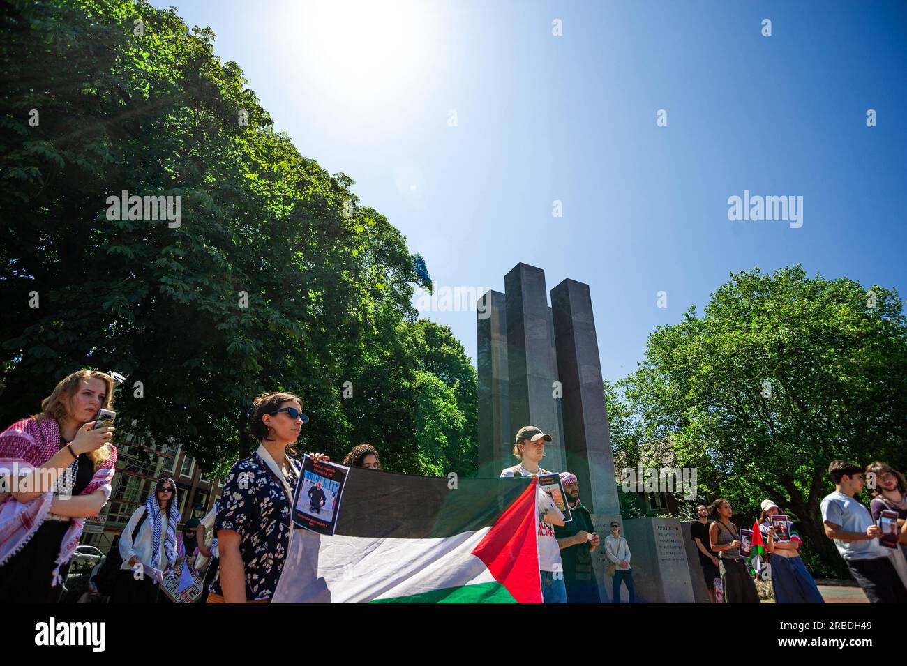 Carnegieplein, il Palazzo della Pace, l'Aia, Paesi Bassi. Sabato 8 luglio 2023. Il 3 luglio 2023, le forze armate israeliane hanno lanciato una violenta invasione di Jenin e Jenin Camp come punizione collettiva per la crescente resistenza palestinese. Il campo fu invaso da oltre 1000 soldati israeliani. Il campo di Jenin è stato attaccato con droni, razzi e veicoli militari armati. 12 palestinesi uccisi da lunedì, quattro di loro avevano meno di 18 anni e altre decine sono rimaste ferite. Israele ha detto che stava prendendo di mira i militanti. L'infrastruttura del campo fu distrutta, costringendo i residenti di Jenin a ricostruire una volta. Foto Stock