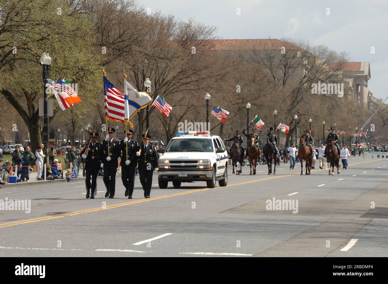 STATI UNITI Park Police Honor Guard, a portata di mano per l'annuale St Patrick's Day Parade lungo Constitution Avenue, Washington, D.C. Foto Stock