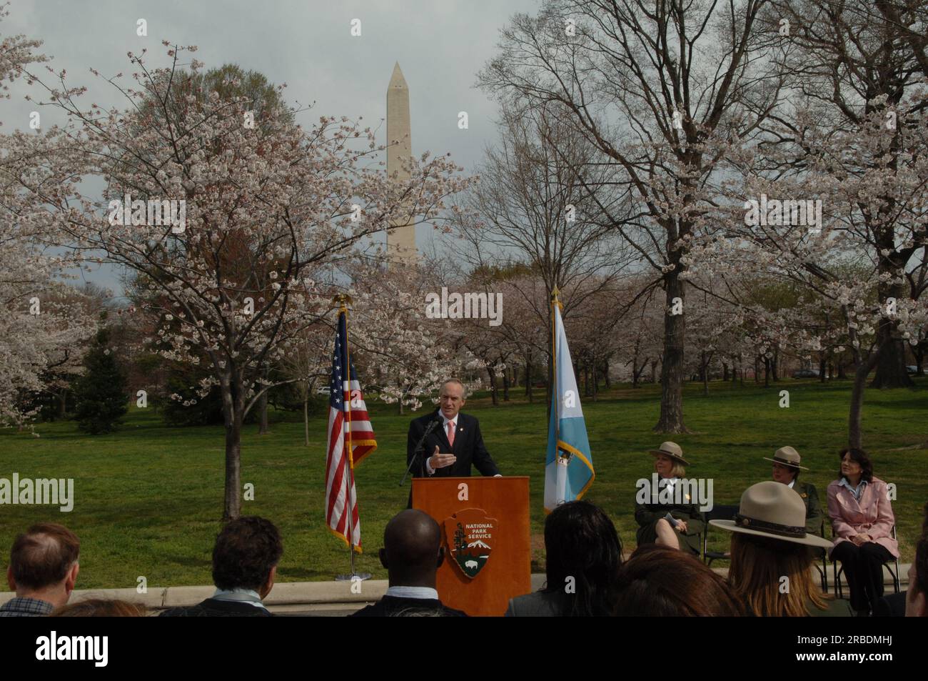 Visita del segretario Dirk Kempthorne a Washington, D.C.'s Tidal Basin e nell'area circostante, dove si è Unito al direttore del National Park Service Mary Bomar, al National Mall and Memorial Parks Superintendent Peggy o'Dell e al National Cherry Blossom Festival, Inc La presidente Diana Mayhew ha annunciato una conferenza stampa sui nuovi e migliori servizi per i visitatori del National Mall in tempo per il Cherry Bloossom Festival 2008. Il segretario ha anche parlato con il personale del National Park Service, Stati Uniti Il personale della polizia del parco e i visitatori intorno al Tidal Basin e al National Mall. Foto Stock