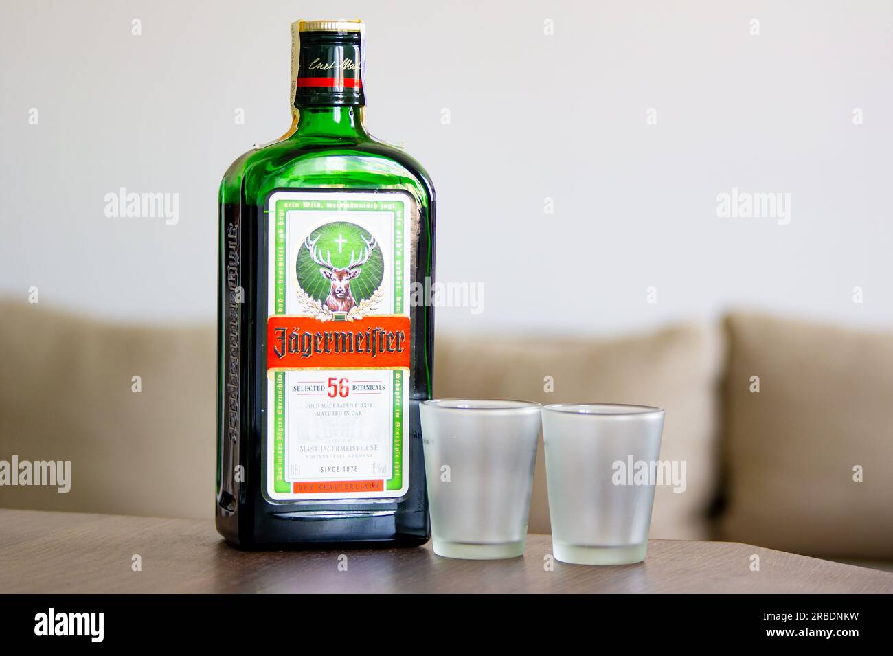 OSTRAVA, REPUBBLICA CECA - 21 GIUGNO 2023: Bottiglia di vetro di distillato di erbe Jagermeister con due shot Foto Stock