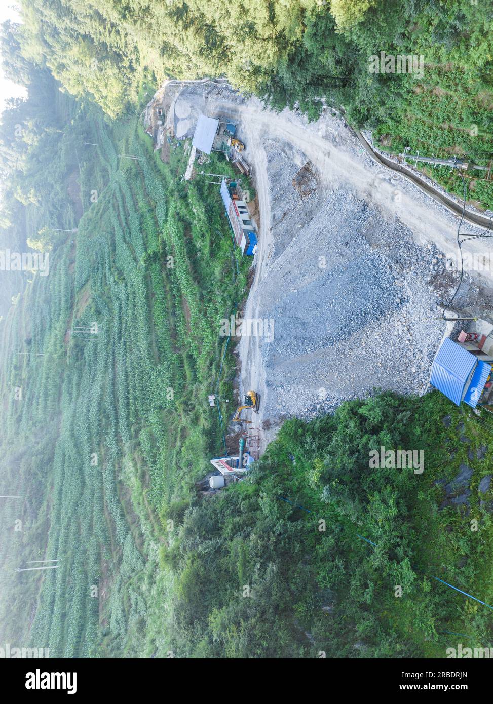 BIJIE, CINA - 5 LUGLIO 2023 - la foto scattata il 5 luglio 2023 mostra il progetto minerario e benefico della miniera di piombo-zinco di Zhugongtang nel villaggio di Xinhe, S Foto Stock