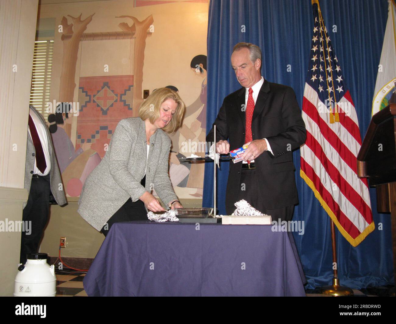 Segretario Dirk Kempthorne, leader conferenza stampa, presso Main Interior, al rilascio degli Stati Uniti Valutazione del Geological Survey (USGS) che stima l'esistenza di 85,4 trileoni piedi cubi di gas non scoperto, tecnicamente recuperabile dagli idrati di gas naturale sulla Alaska North Slope. Il segretario Kempthorne, Unito al direttore dell'USGS Mark Myers, ha indicato che la valutazione dell'USGS è stata la prima stima delle risorse di idrati di gas naturale tecnicamente recuperabili, che sono solidi naturali simili a ghiaccio in cui le molecole d'acqua intrappolano le molecole di gas naturale in una struttura simile a una gabbia nota come clatrato. Foto Stock