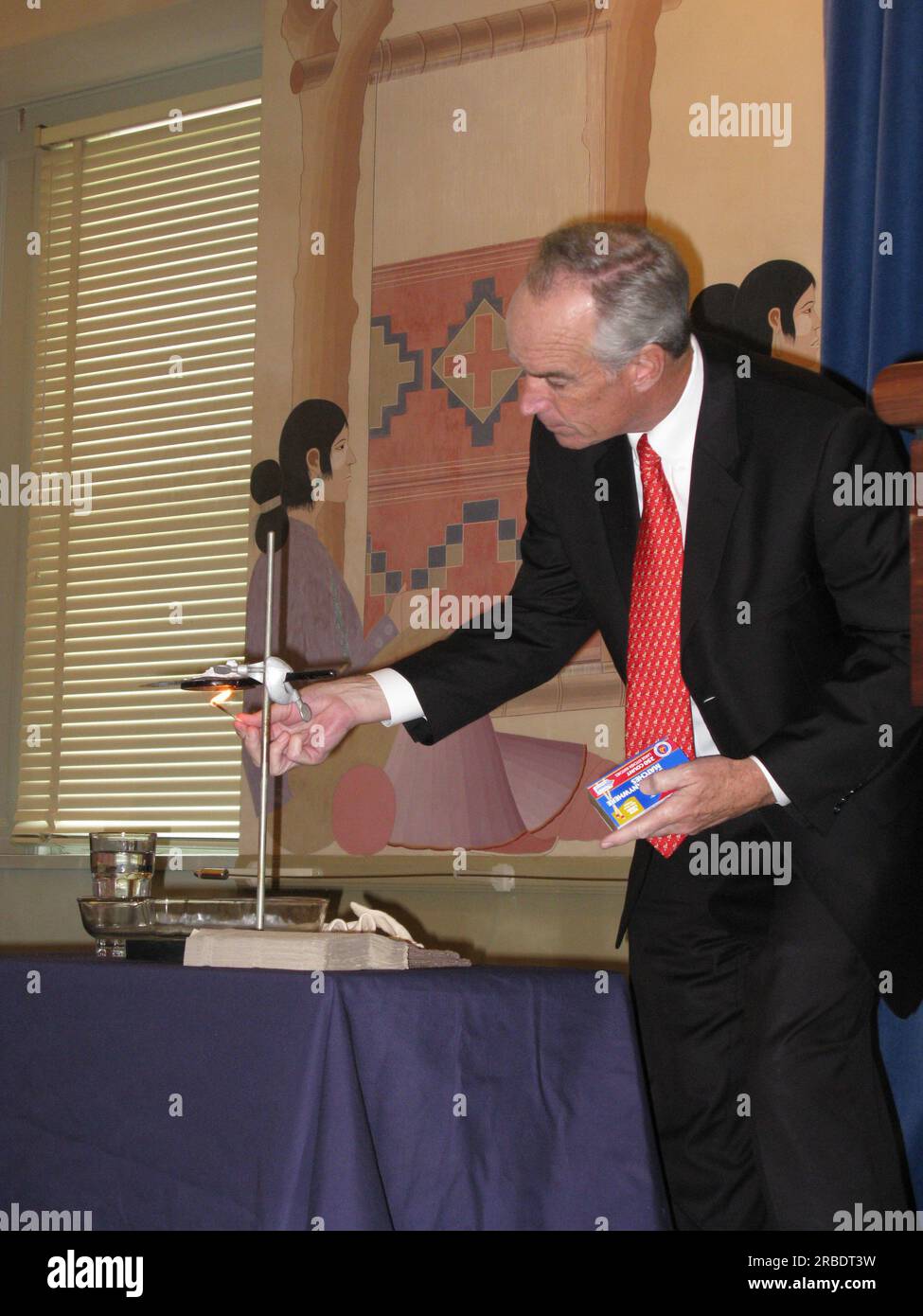 Segretario Dirk Kempthorne, leader conferenza stampa, presso Main Interior, al rilascio degli Stati Uniti Valutazione del Geological Survey (USGS) che stima l'esistenza di 85,4 trileoni piedi cubi di gas non scoperto, tecnicamente recuperabile dagli idrati di gas naturale sulla Alaska North Slope. Il segretario Kempthorne, Unito al direttore dell'USGS Mark Myers, ha indicato che la valutazione dell'USGS è stata la prima stima delle risorse di idrati di gas naturale tecnicamente recuperabili, che sono solidi naturali simili a ghiaccio in cui le molecole d'acqua intrappolano le molecole di gas naturale in una struttura simile a una gabbia nota come clatrato. Foto Stock