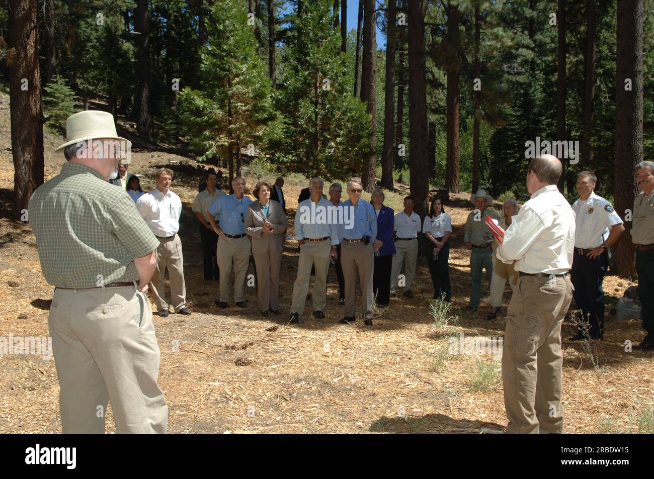 Il segretario Dirk Kempthorne durante il tour del servizio forestale durante la sua visita al Sand Harbor State Park del Nevada sulle rive del lago Tahoe per partecipare all'annuale Lake Tahoe Restoration Summit, dove si è Unito ai senatori del Nevada Harry Reid e John Ensign, alla senatrice della California Dianne Feinstein, e altri leader federali, statali, locali, tribali nel forum ambientale Foto Stock