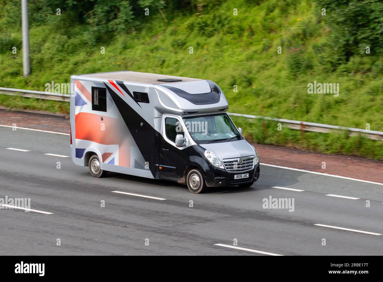 2005 Vauxhall Movano F3500 L3h2 CDTI 136 Ecoflex Biturbo L3H2 LWB Start/Stop Silver LCV Medium Roof Panel Van Diesel 2299 cc che viaggia a velocità sostenuta sull'autostrada M6 a Greater Manchester, Regno Unito Foto Stock