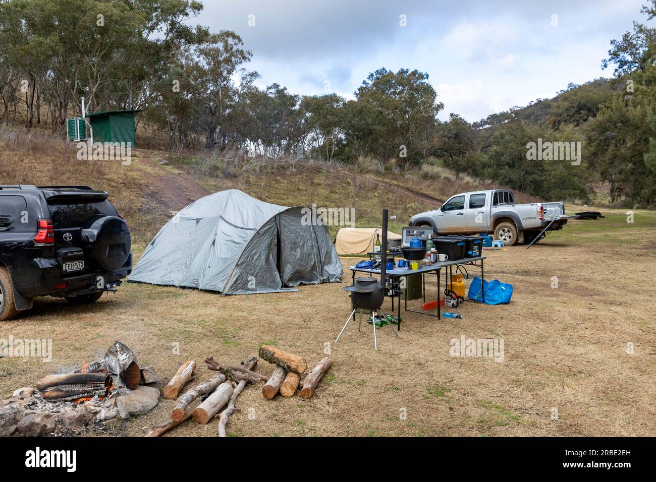 Tende da campeggio australiane e cucina da campeggio a Randwick Hole Reserve sulla pista di Bridle tra Hill End e Bathurst, New South Wales, Australia Foto Stock